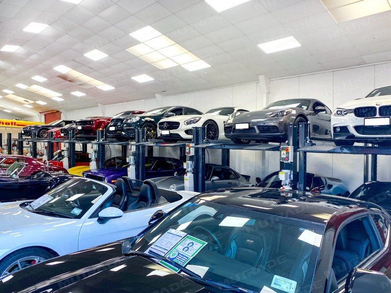 Elevadores de estacionamiento de cuatro postes Hydro-Park 2236 instalados en el interior de un taller de autom&oacute;viles de Nueva Zelanda